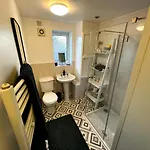Entire Home/free Parking /racecourse 아파트