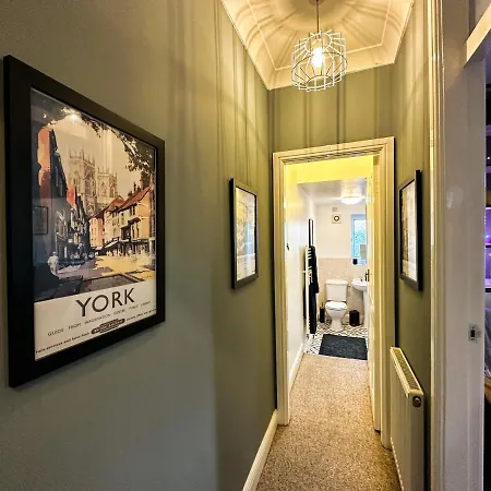 Entire Home/free Parking /racecourse Apartman York